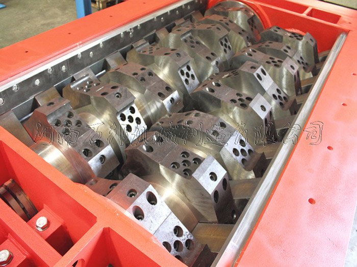 2000型雙軸撕碎機剪切鋼板視頻